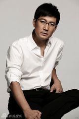 组图：李崇霄简约白色衬衫 神采奕奕拍春日写真