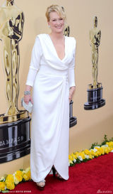 高清组图：梅丽尔-斯特里普V领白裙庄重大方