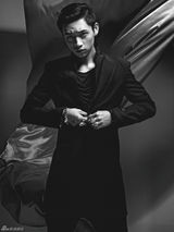 组图：魏晨拍摄时尚大片 黑灰色系演绎型男风