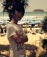 组图：张亮穿泳裤与天天戏水 女网友喊把持不住