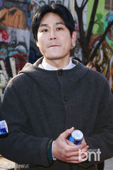 组图：金成钧孙湖竣着94复古装现身闹市送拥抱