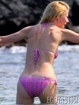 组图：格温妮丝比基尼秀胴体 41岁影后甜美依旧