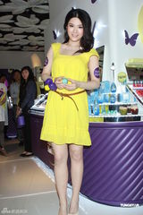 组图：茍芸慧闪亮黄裙出席活动 被批粤语仍不济