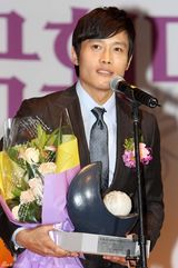 高清图：韩国国会奖颁奖 李秉宪金泰熙等开心领奖