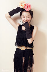 组图：杨蓉清新写真妆容精致 俏皮公主笑容甜美