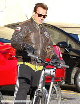 组图：施瓦辛格卸任后积极锻炼 骑单车意气风发