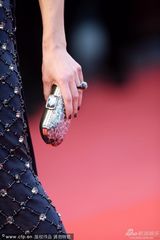 组图：米拉-乔沃维奇飘逸裙装露排骨胸