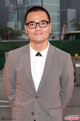 组图：林家栋西装搭黑框眼镜亮相红毯