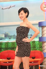 高清图：小S踩高跟鞋承认怀孕三月 称生女儿几率大