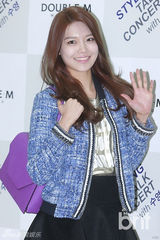 组图：少女时代秀英出席活动 短裙秀长腿