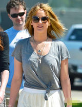 组图：詹妮弗-劳伦斯短发清爽 透视裙秀大腿