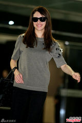 组图：阿汤哥访台宣传新片 亲切挥手展招牌笑容