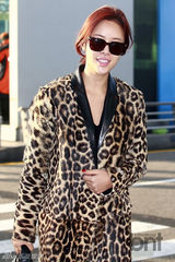 组图：黄静茵豹纹大衣现身机场 飞巴厘岛拍写真