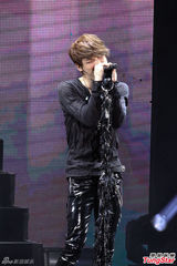 组图：金在中巡演台湾收官 宽肩窄腰细长腿