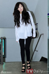 组图：4minute泫雅为韩普选投票 黑白配休闲亮相