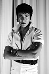 组图：陈坤登杂志封面 罕见露臂部纹身野性神秘