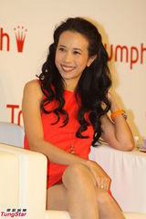 组图：莫文蔚度假归来春风满面 红裙彰显性感妩媚