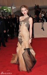 组图：美国时装学院庆典举行 众明星红毯竞艳