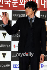 组图：韩星李多海苏志燮等盛装出席韩国文艺颁奖礼