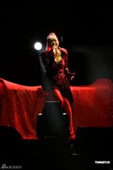 组图：阿妹身著爆乳装开唱 歌迷现场点唱饱耳福