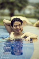 组图：李威生日曝浴照显型男魅力