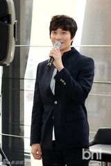 组图：韩星金多炫办小型音乐会与粉丝亲密互动