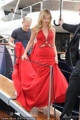 组图：英国超模乔治亚低胸红裙泄春光