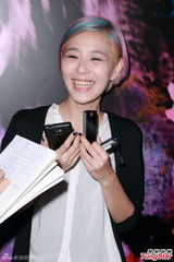 组图：歌手张悬香港开音乐会 炫彩短发超High