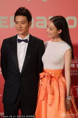 组图：冯绍峰倪妮情侣档现身 羞涩接吻