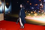 组图：2013微博之夜红毯 姚贝娜黑衣干练