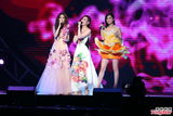 组图：S.H.E开唱上演变装秀 劲歌热舞high不停
