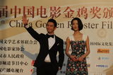 组图：黄晓明携杜鹃着黑色西装亮相闭幕红毯