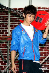 幻灯组图：汪东城代言运动服装 想开画展秀绘画天份