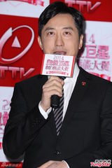 组图：张小燕哈林将任红白艺能主持人 西装油头