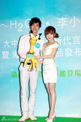 幻灯图：李小璐性感亮相 为代言品站台捞金