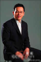 组图：前央视主播罗森友携800部A片在英被捕