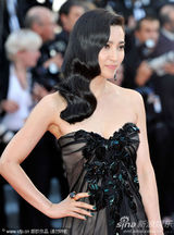 组图：李冰冰戛纳走秀长裙曳地露酥胸