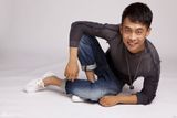 组图：张译写真展露孩子气 温暖笑容亲和力十足