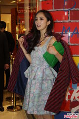 组图：杨幂穿碎花小洋裙披外套现身时尚活动