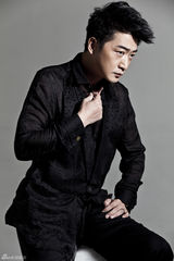 组图：邵峰写真举止悠然 魅惑眼神展绅士气质