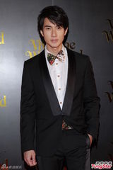 组图：吴尊当爸派红包 吴镇宇走秀范儿足获赞