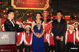 组图：古天乐为圣诞树亮灯 刘嘉玲否认赴美人工受孕