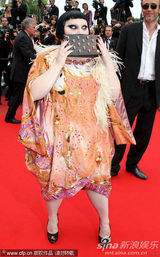 幻灯：《法外之徒》首映 谢丽尔侧面“露肉”秀身材