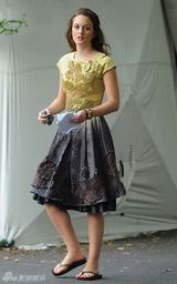 幻灯图集：莉顿-梅斯特亮相片场 长裙配夹脚拖