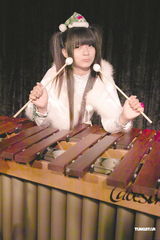 组图：人气美少女许雅涵代言萨克斯风大赛