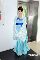 幻灯组图：众星古装亮相 现身“翡翠明珠耀马场”