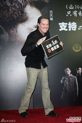 组图：蔡淑臻携众模特亮相《毒战》首映会