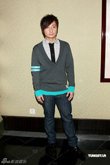 幻灯图：梁咏琪等助阵《宝盒》 郑中基坦陈情变