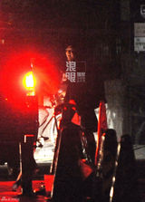 组图：冯绍峰宴请许鞍华 一路搀扶礼数周全