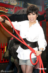 幻灯：黄小琥月老庙求姻缘 遗憾初婚未穿过婚纱